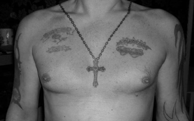 Тату что означает у мужчин. Тату крест на груди. Наколка крестик на груди. Тюремные тату на груди крест. Цепь и крест наколка на грудь.