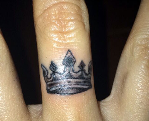 корона на пальце значение. тату на пальцах буквы. корона на пальце значение. корона на пальце значение. маленькая корона тату на пальце.