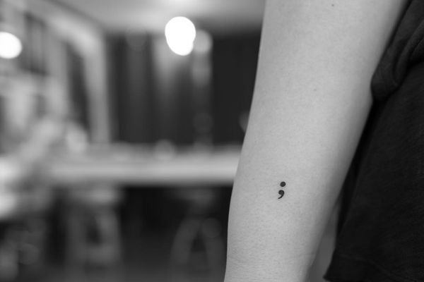Тату точки на запястье. Тату точками. Тату две точки. Татуировки точки на пальцах. Крест гелевой ручкой на руке.