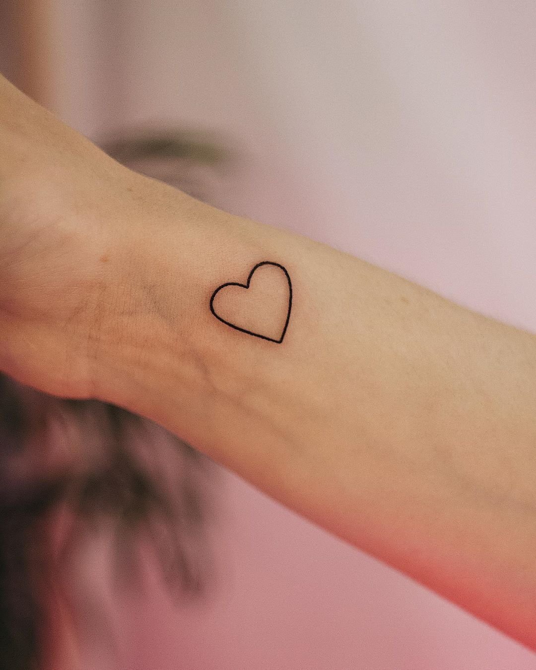 Тату сердечко на запястье. Тату сердце из рук. Маленькие татуировки на запястье. Красивые татуировки ручкой. Татуировки на руку сердечки.