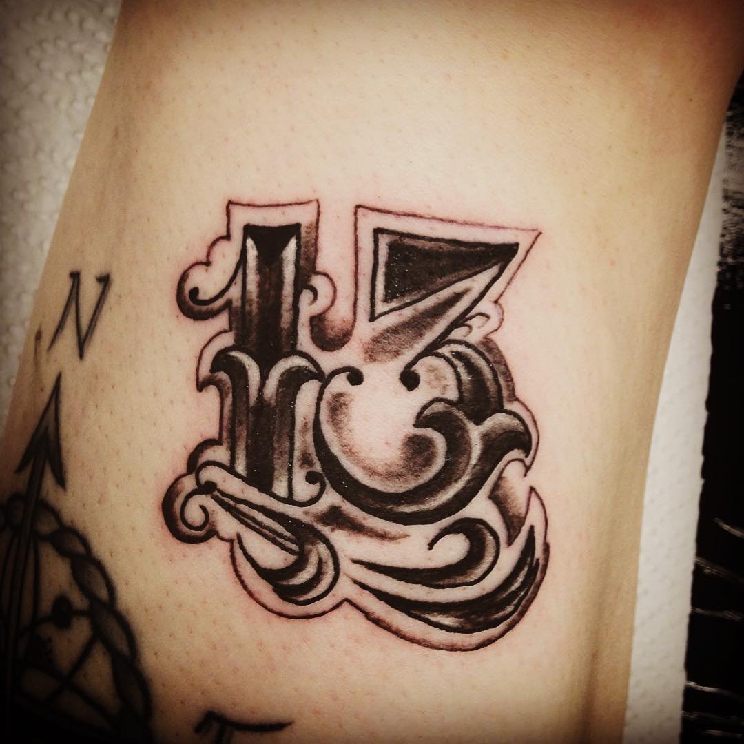 Tattoo 17. Тату 13. Татуировка цифра 13. Тату число 13. Татуировки с цифрой 13 эскизы.