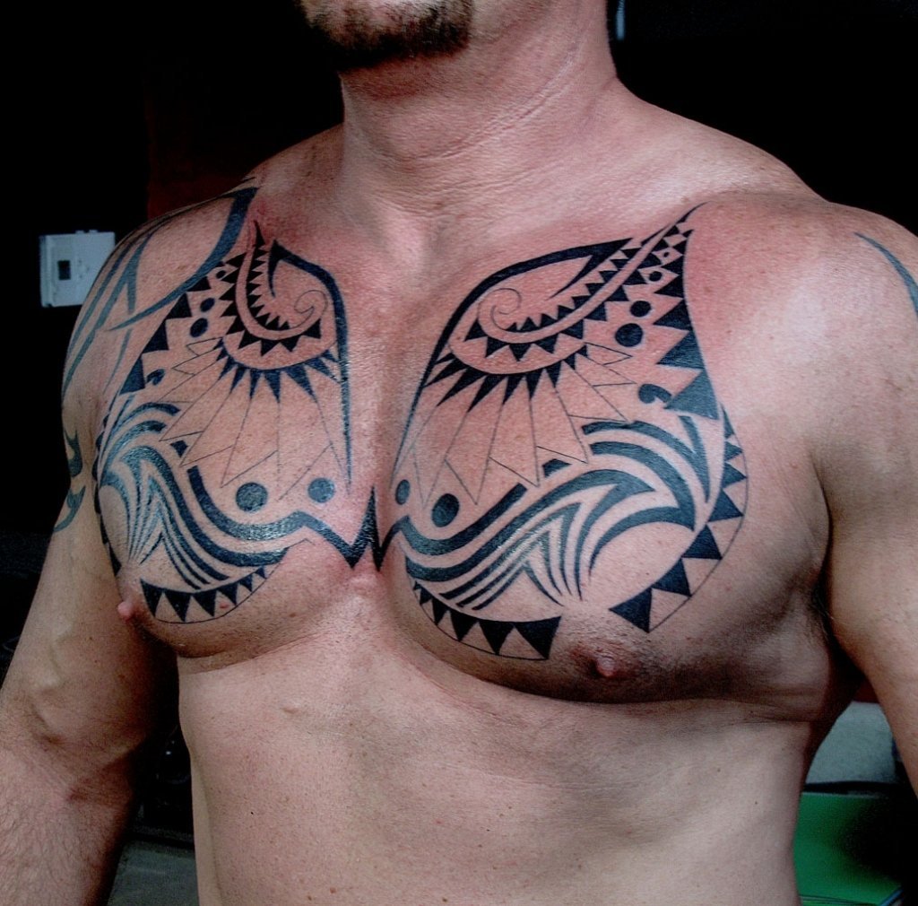 Татуировка на груди. Тату на грудине мужские. Тату на грудь мужчине. Татуировки для мужчин на груди. Тату для мужчин на грудной клетке.